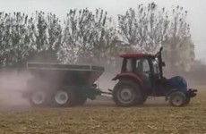 牵引式施肥机作业视频