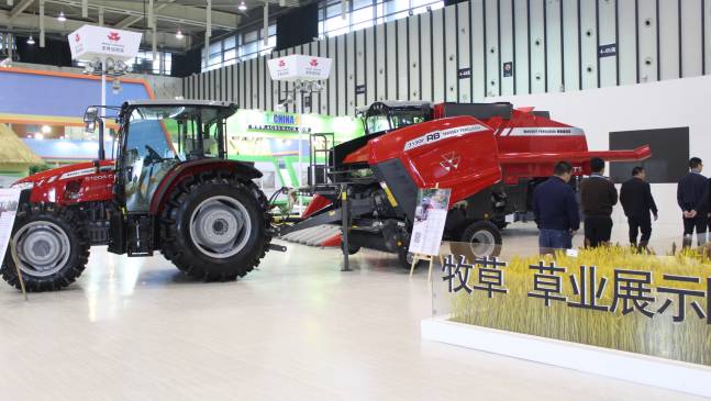 爱科携拖拉机、收获机系列产品亮相第十届江苏农机展