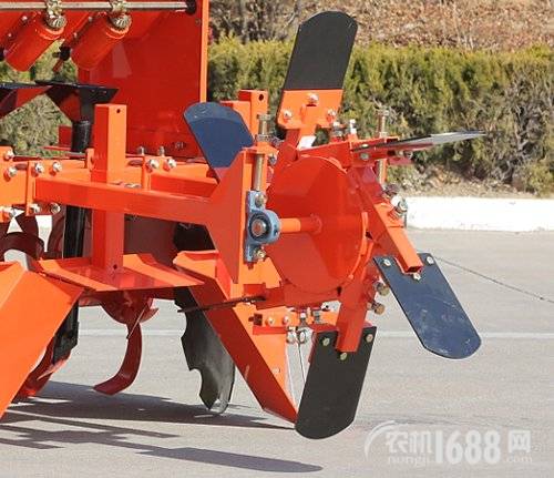 五征1G-120V1F旋耕起垄施肥机可选装刨坑装置